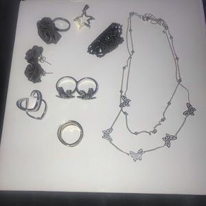 BUNDLE π¨Rings and earring set